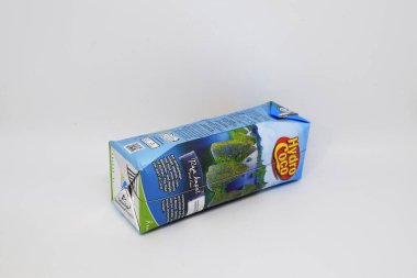 Beyaz arkaplanlı hidro hindistan cevizi içeceği fotoğrafı.