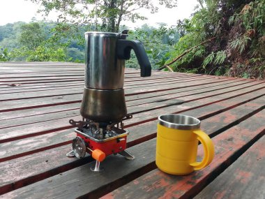 Eski ahşap arka plandaki kahve setini kapat.