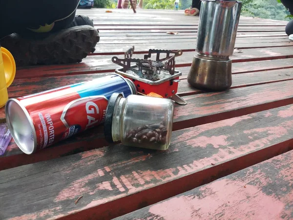 Nahaufnahme Von Gedecktem Kaffee Auf Altem Holzgrund — Stockfoto