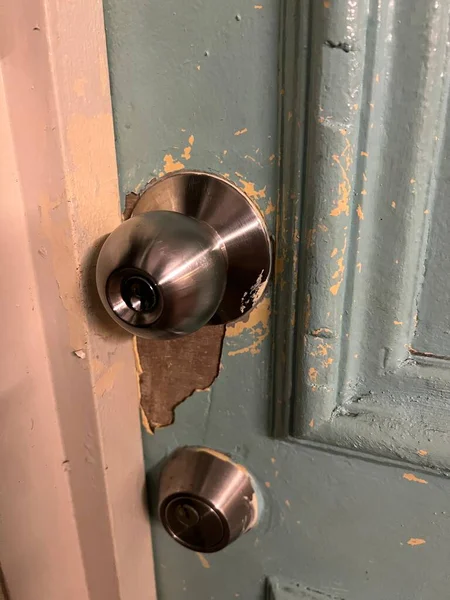 ドアロック鋼を閉めろ 壊れた古いドア — ストック写真