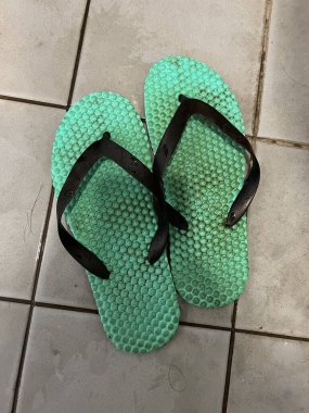 Islak sırtta izole edilmiş terlikleri kapat.