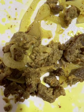 Beyaz arkaplanda soğanlı kızarmış et.