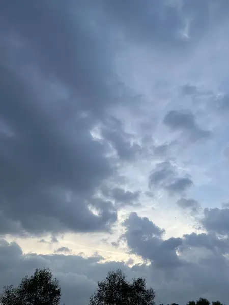 青空の背景の美しい景色 夕方の闇雲 — ストック写真