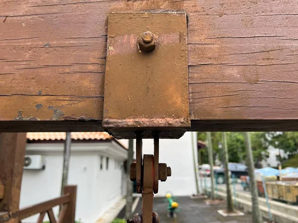 Primer Plano Cadena Oxidada Madera Vieja Con Fondo Borroso — Foto de Stock