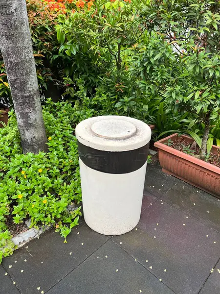 White Trash Can Green Garden — Stock Photo, Image