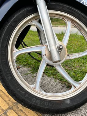 Motosiklet tekerini kapat. Motosikletin bir parçası..