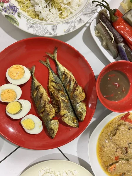 Lokale Bijgerecht Met Gepocheerde Groenten Gekookte Eieren Gebakken Vis Gestoomde — Stockfoto