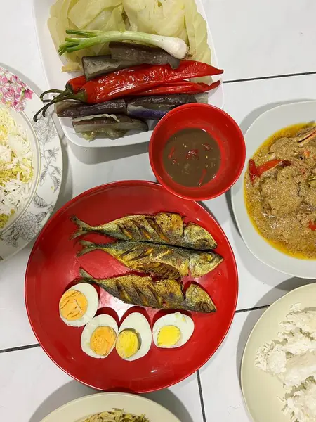 Hidangan Lokal Dengan Sayuran Rebus Telur Rebus Ikan Goreng Dan — Stok Foto