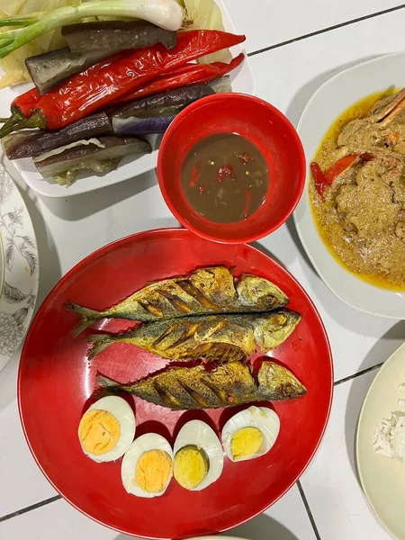 Hidangan Lokal Dengan Sayuran Rebus Telur Rebus Ikan Goreng Dan — Stok Foto