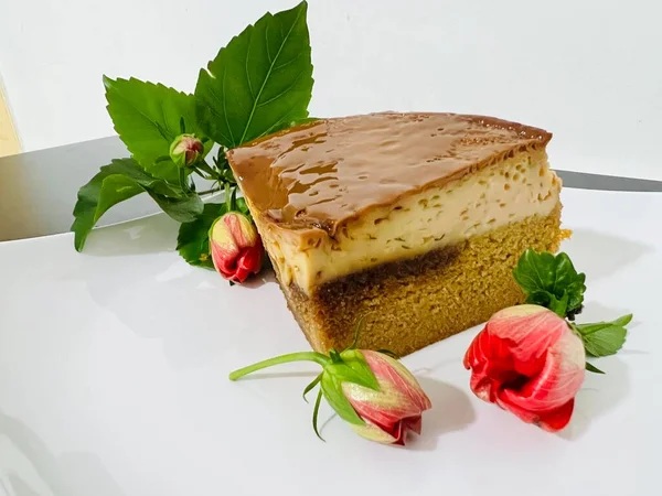 Gros Plan Gâteau Crème Avec Fleur Rouge Feuille Verte Sur — Photo