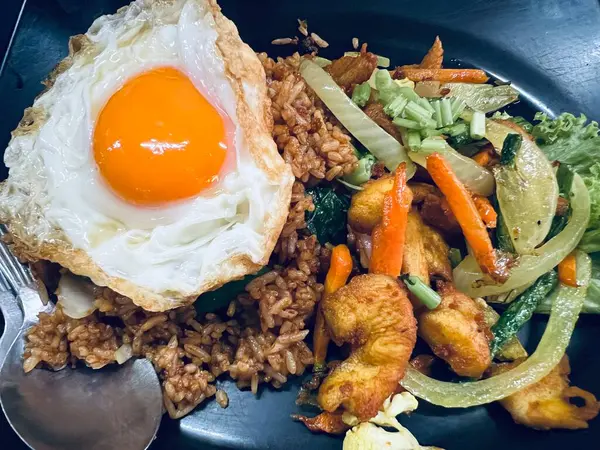 Close Chicken Fried Rice Vegetable Fried Egg — Stok Foto