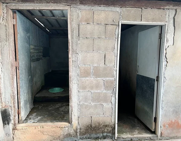 Ванна Кімната Залишила Двері Відкритими Побудованими Цегляних Блоків — стокове фото