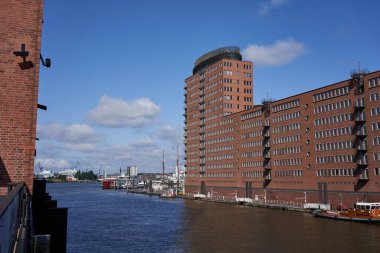 Hamburg, Almanya - 18 Temmuz 2021 - Limandaki Idyllic Kızıltuğla Mimarisi                               