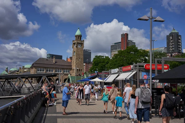 Hamburg, Almanya - 18 Temmuz 2021 - St. Pauli İskeleleri yaz öğleden sonra Hamburg Limanı 'ndaki en büyük çıkarma yeridir. 