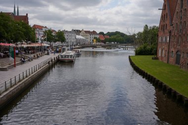 Luebeck, Almanya - 20 Temmuz 2021 - Trave nehri ve eski Luebeck kasabasındaki yakın çevresi                               