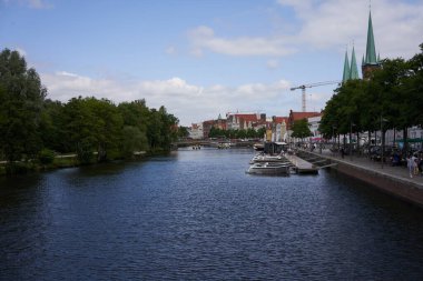  Luebeck, Almanya - 20 Temmuz 2021 - Trave nehri ve eski Luebeck kasabasındaki yakın çevresi                              