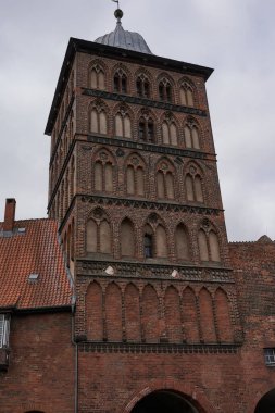  Luebeck, Almanya - 20 Temmuz 2021 - The Burgtor, Hanseatic Luebeck 'in kuzey kenti. Ortaçağ tahkimatından geriye kalan iki yüksek geçitten biri..                              