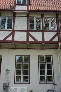 Luebeck, Almanya - 20 Temmuz 2021 - Innenstadt olarak adlandırılan eski kasaba merkezi ve bölge Trave nehrinin kolları, kanalları ve ortaçağ şehir savunmasının kalıntılarıyla çevrili bir adadalar.                               