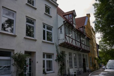 Luebeck, Almanya - 20 Temmuz 2021 - Innenstadt olarak adlandırılan eski kasaba merkezi ve bölge Trave nehrinin kolları, kanalları ve ortaçağ şehir savunmasının kalıntılarıyla çevrili bir adadalar.                               