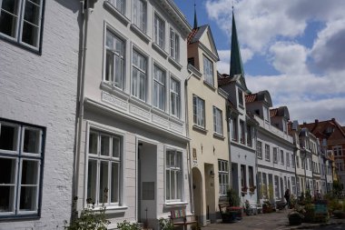 Luebeck, Almanya - 20 Temmuz 2021 - Innenstadt olarak adlandırılan eski kasaba merkezi ve bölge Trave nehrinin kolları, kanalları ve ortaçağ şehir savunmasının kalıntılarıyla çevrili bir adadalar.                               
