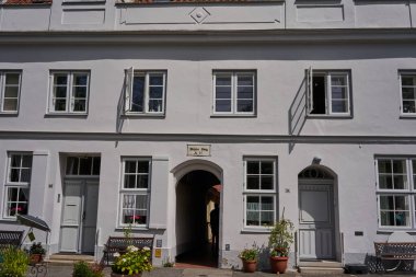 Luebeck, Almanya - 20 Temmuz 2021 - Innenstadt olarak adlandırılan eski kasaba merkezi ve bölge Trave nehrinin kolları, kanalları ve ortaçağ şehir savunmasının kalıntılarıyla çevrili bir adadalar.                               