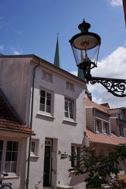 Luebeck, Almanya - 20 Temmuz 2021 - Innenstadt olarak adlandırılan eski kasaba merkezi ve bölge Trave nehrinin kolları, kanalları ve ortaçağ şehir savunmasının kalıntılarıyla çevrili bir adadalar.                               