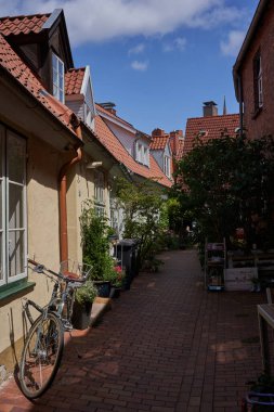 Luebeck, Almanya - 20 Temmuz 2021 - Innenstadt olarak adlandırılan eski kasaba merkezi ve bölge Trave nehrinin kolları, kanalları ve ortaçağ şehir savunmasının kalıntılarıyla çevrili bir adadalar.                               