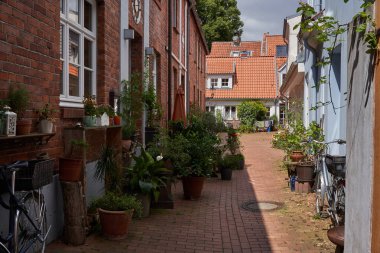 Luebeck, Almanya - 20 Temmuz 2021 - Innenstadt olarak adlandırılan eski kasaba merkezi ve bölge Trave nehrinin kolları, kanalları ve ortaçağ şehir savunmasının kalıntılarıyla çevrili bir adadalar.                               