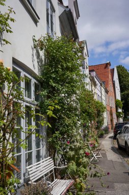 Luebeck, Almanya - 20 Temmuz 2021 - Innenstadt olarak adlandırılan eski kasaba merkezi ve bölge Trave nehrinin kolları, kanalları ve ortaçağ şehir savunmasının kalıntılarıyla çevrili bir adadalar.                               