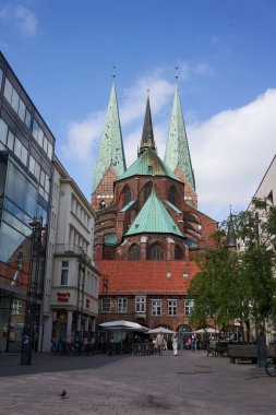 Luebeck, Almanya - 20 Temmuz 2021 - St. Mary Kilisesi eski Hanseatic şehrinin güç ve refahının bir sembolüdür.                               