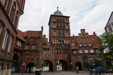 Luebeck, Almanya - 19 Temmuz 2021 - The Burgtor, Hanseatic Luebeck 'in kuzey kenti. Ortaçağ tahkimatından geriye kalan iki yüksek geçitten biri..                               