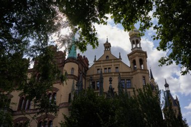 Schwerin, Almanya - 20 Temmuz 2021 - Schwerin Şatosu 'nun yaz öğleden sonraki manzarası                               
