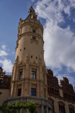 Schwerin, Almanya - 20 Temmuz 2021 - Schwerin Şatosu 'nun yaz öğleden sonraki manzarası                               