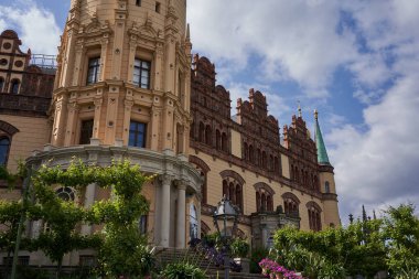 Schwerin, Almanya - 20 Temmuz 2021 - Schwerin Şatosu 'nun yaz öğleden sonraki manzarası                               
