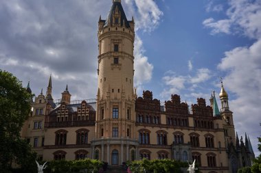 Schwerin, Almanya - 20 Temmuz 2021 - Schwerin Şatosu 'nun yaz öğleden sonraki manzarası                               