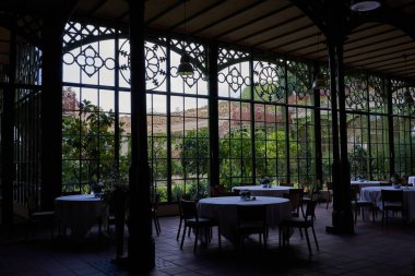 Schwerin, Almanya - 20 Temmuz 2021 - Güneşli bir yaz öğleden sonra Orangerie Kafesi                               