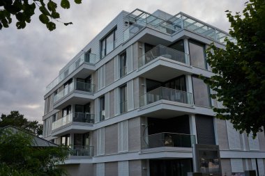 Binz, Almanya - 21 Temmuz 2021 - Plaj gezisi - yaz akşamları banyo mimarisi                               