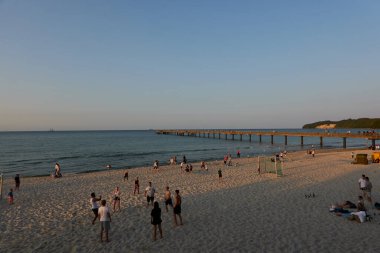 Binz, Almanya - 22 Temmuz 2021 - Binz rıhtımının yaz akşamı manzarası                               