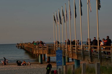 Binz, Almanya - 22 Temmuz 2021 - Binz rıhtımının yaz akşamı manzarası                               