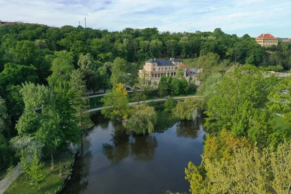 Baharın güneşli sabahında Prag 'ın en büyük parkı Stromovka' nın hava manzarası.