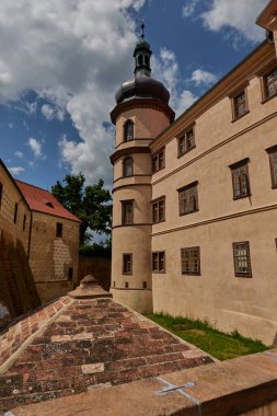  Kostelec nad Cernymi lesy, Çek Cumhuriyeti - 31 Temmuz 2021 - Yaz öğleden sonra Rönesans Şatosu                                  