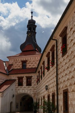   Kostelec nad Cernymi lesy, Çek Cumhuriyeti - 31 Temmuz 2021 - Yaz öğleden sonra Rönesans Şatosu                                  