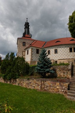   Kostelec nad Cernymi lesy, Çek Cumhuriyeti - 31 Temmuz 2021 - Yaz öğleden sonra Rönesans Şatosu                                  