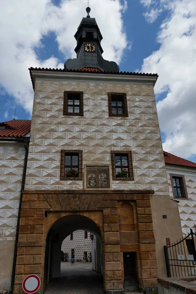   Kostelec nad Cernymi lesy, Çek Cumhuriyeti - 31 Temmuz 2021 - Yaz öğleden sonra Rönesans Şatosu                                  