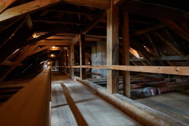 Kostelec nad Cernymi lesy, Çek Cumhuriyeti - 31 Temmuz 2021 - ahşap rönesans ve barok kirişleri ve tavanları onardı                               