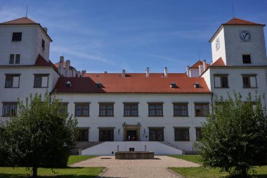 Bucovice, Çek Cumhuriyeti - 10 Eylül 2021 - İtalyan Rönesans Sarayı modeli üzerine 1567 yılında inşa edilen dört kanatlı Rönesans Şatosu.                               