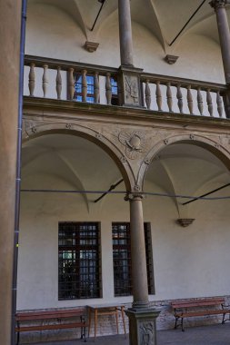  Bucovice, Çek Cumhuriyeti - 10 Eylül 2021 - Güneşli bir yaz öğleden sonra kalenin avlusunun yeniden inşası                              