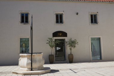 Zadar, Hırvatistan - 7 Ağustos 2021 - Kalelarga - Yaz öğleden sonrasının en büyük ve en yoğun caddesi                               