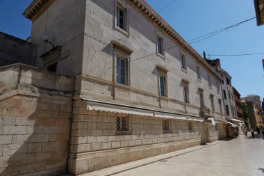 Zadar, Hırvatistan - 7 Ağustos 2021 - Kalelarga - Yaz öğleden sonrasının en büyük ve en yoğun caddesi                               