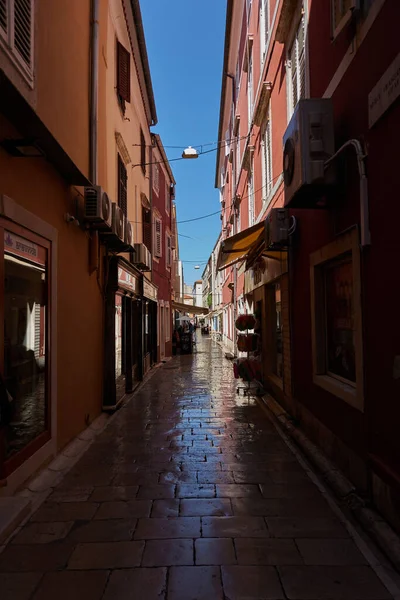 クロアチアのザダル2021年8月7日 夏の晴れた日の午後に古代の漁村の狭い通り — ストック写真